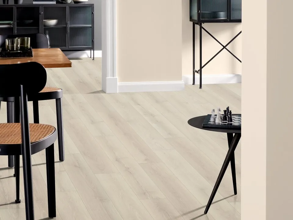 Piso laminado Roble Elton Blanco.