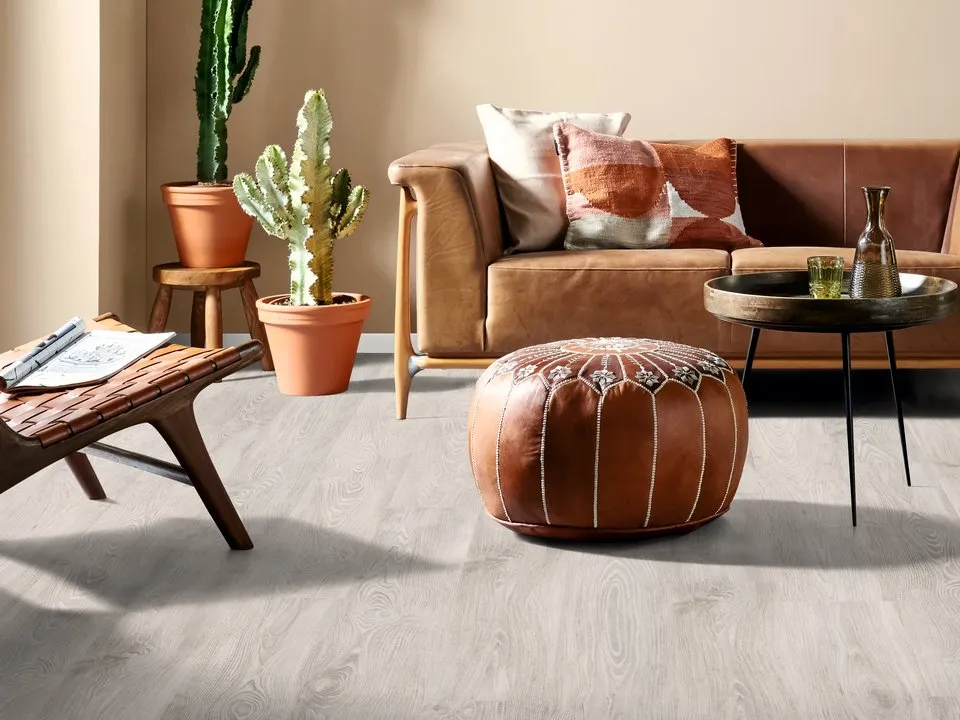 Piso laminado Castaño Girona Blanco.