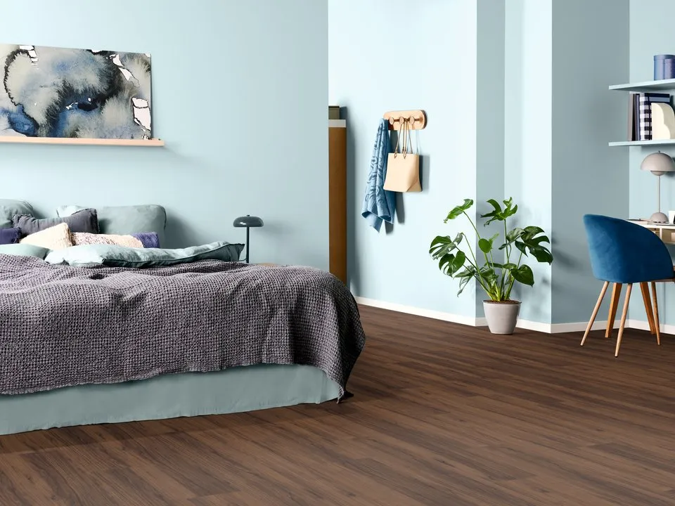 Piso laminado Nogal Warmia Marrón.