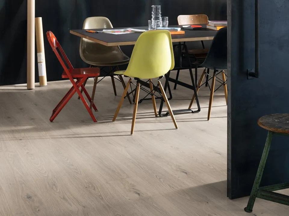 Piso laminado Roble Treviso Gris.